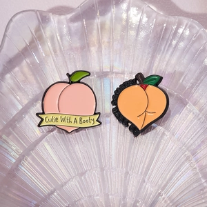 Lot de pins en émail en forme de pêche avec slogans amusants et design fruité