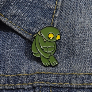 Insigne mignon en émail de grenouille verte affiché sur une veste en jean bleu classique