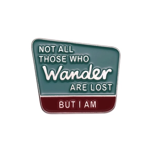 Broche émaillée de dessin animé avec citation Wander Are Lost en vert et bordeaux