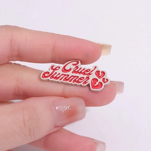 Broche en métal rose en forme de cœur avec lettrage Cruel Summer et fini argenté