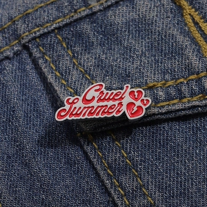 Broche lettre Cruel Summer exquise avec motifs de cœur rouge sur denim bleu