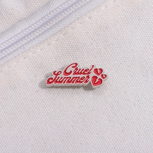 Broche en émail rose Cruel Summer avec petits cœurs brisés sur toile blanche