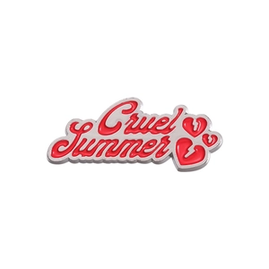Broche en émail métallique Cruel Summer avec détails de cœur rouge pour chapeaux et pulls