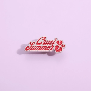 Broche en Émail Alliage Tendance Cruel Summer Lettre Pin Rouge Cœur Brisé Bijou Accessoire pour Chapeaux Sacs Unisexe