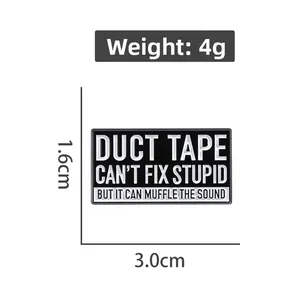 Detailansicht mit Maßen 3,0 cm Breite und 1,6 cm Höhe dieser lustigen Emaille-Brosche