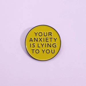 Broche Ronde Créative en Émail Pin Votre Anxiété Vous Ment Badge en Alliage Jaune Bijoux pour Sac à Dos Vêtements