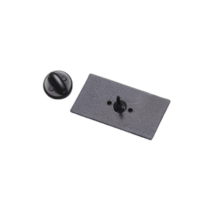Detailansicht der mattschwarzen Metallplakette mit rutschfester Textur und Nadel