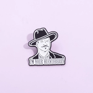 Badge Broche en Email Personnage de Cowboy Américain Vintage Im Your Huckleberry Broche en Métal pour Vêtements Sac à Dos