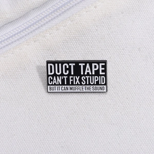 Detailaufnahme der schwarzen Emaille-Anstecknadel mit Spruch Duct Tape Can't Fix Stupid