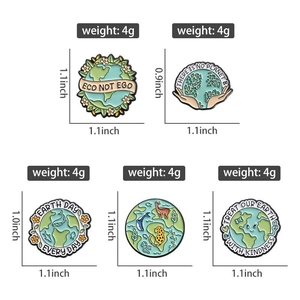 Dettaglio delle spille smaltate ecologiche con misure precise e dati sul peso