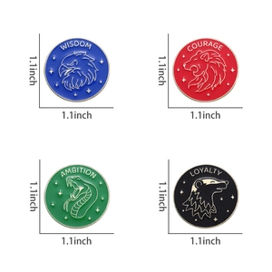Set di quattro spille tonde in smalto con emblemi di leone, serpente, aquila e tasso
