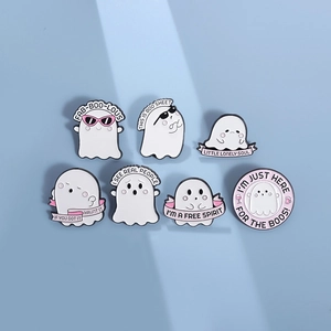 Lot de 7 broches d'Halloween en émail avec petits fantômes sur fond bleu clair