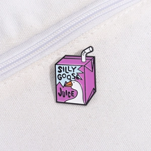 Broche en émail Silly Goose Juice sur sac en toile avec design créatif de boîte mauve