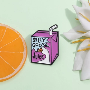 Détail du pin's Silly Goose Juice sur fond vert avec des éléments décoratifs frais
