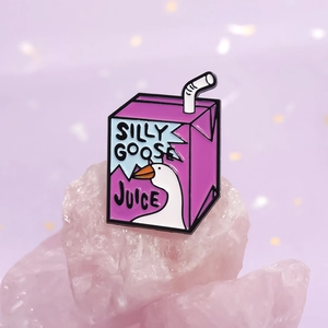 Macro de l'épingle émaillée Silly Goose Juice violette sur un cristal rose brillant