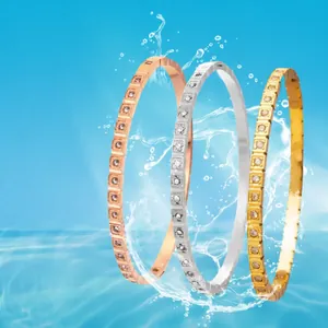 Brazaletes de acero de titanio impermeables con diamantes cuadrados en oro, plata y rosa.