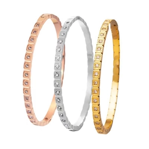 Brazaletes de acero inoxidable con diseño de eslabones cuadrados y diamantes incrustados.