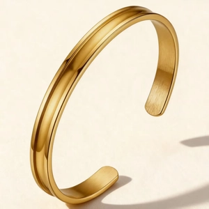 Vue détaillée d'un bracelet jonc en acier inoxydable plaqué or 18 carats avec rainure