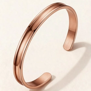 Vue détaillée d'un bracelet jonc en acier inoxydable or rose 6mm avec rainure centrale
