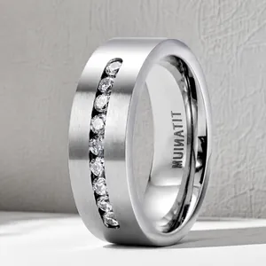 Gros plan détaillé d'une bague en acier titane avec pierres et gravure interne