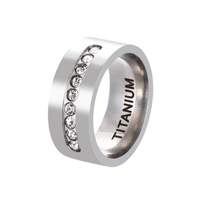 Bague en titane poli ornée d'une rangée de pierres en oxyde de zirconium transparent.