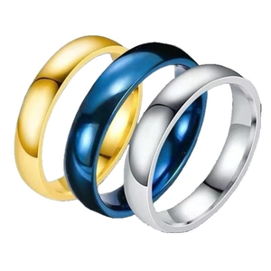 Hooggepolijste 4 mm titanium stalen ringen in goud, blauw en zilver voor een minimalistische look.