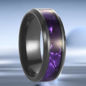 Vista dettagliata di un elegante anello in titanio nero con inserto viola vivace