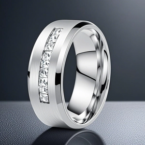 Gros plan sur une bague pour homme en acier avec cristaux carrés sertis