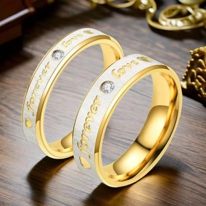 Vue détaillée de bagues de couple en acier inoxydable avec gravure Forever Love et diamant