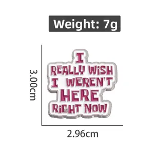 Vue macro d'un badge émaillé avec slogan mesurant 3cm par 2,96cm en blanc et violet