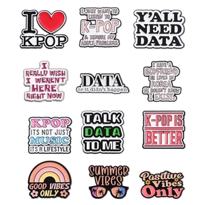 Broches en Émail Lettres Anglaises Créatives Slogan Amusant Épingles de Revers en Alliage de Zinc Badges Bijoux Personnalisés pour Fans de K-Pop
