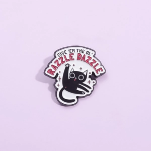 Divertente Spilla in Smalto Gatto Cartoon Nero in Lega Con Slogan Give Em The Ol Razzle Dazzle Distintivo Animale Decorativo Regalo