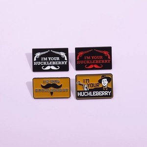Épinglette en Émail Film Western Cowboy Doc Holliday I'M YOUR HUCKLEBERRY Badge Alliage Moustache Revolver Broche