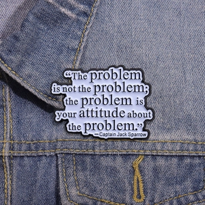 Spilla in smalto bianco con citazione di Jack Sparrow fissata su denim blu