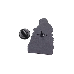 Vue arrière détaillée d'un pin's en émail avec texture antidérapante et fermoir en gomme