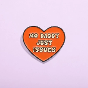 Broche Émaillée Créative en Forme de Cœur avec Slogan Alliage Peinture au Four No Daddy Just Issues Orange Épingle de Revers Bijou Décor