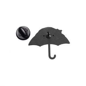 Detail der schwarzen Regenschirm-Emaille-Anstecknadel-Rückseite mit Gummikupplung