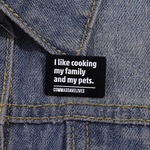 Broche en émail noir avec texte de grammaire drôle sur une veste en jean