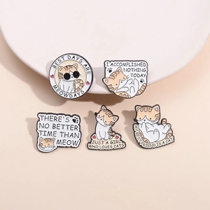 Set mit fünf Emaille-Pins mit Katzenmotiven und motivierenden Sprüchen im Set