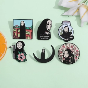 Set de seis pines de esmalte de Sin Cara con diversos diseños artísticos de fantasmas