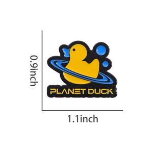 Vue détaillée du pin's canard jaune planète en émail avec dimensions 1,1x0,9 pouces