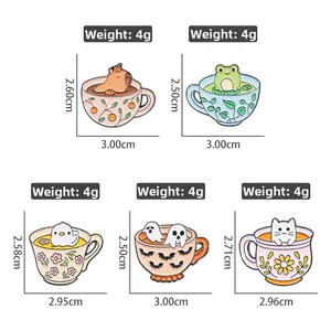 Detailed size chart for cartoon enamel pins featuring frog, capybara and cat cup designs