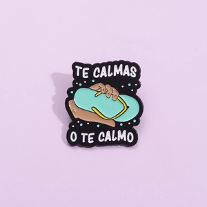 Lustige Emaille Anstecknadel La Chancla Flip Flop Design Spanischer Text Te Calmas O Te Calmo Zinklegierung Brosche Für Kleidung Tasche