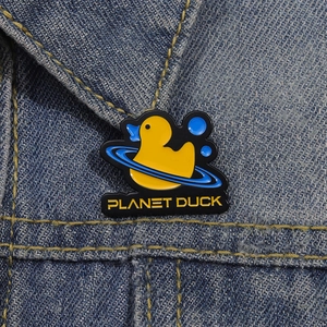 Broche émaillée canard planète sur veste en jean, badge créatif en métal pour animaux