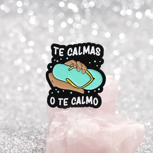 Kreative Emaille-Anstecknadel mit Flip-Flop-Motiv und lustigem Te Calmas O Te Calmo Spruch