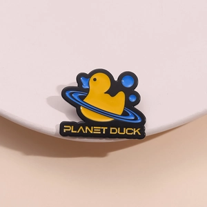 Pin's en émail jaune Planet Duck pour vêtements et chapeaux au style cartoon