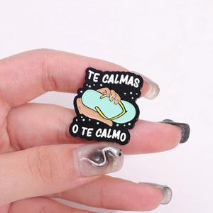 Lustige Chancla Emaille Anstecknadel mit Te Calmas O Te Calmo Spruch für Accessoires