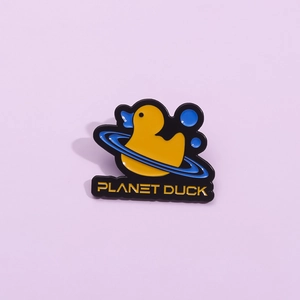Broche en Alliage Émaillé Canard Planète Dessin Animé Badge Créatif Canard Jaune Motif Coquille pour Veste en Jean Sac à Dos