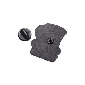 Vue détaillée du dos de la broche tasse à café avec fermoir papillon noir mat et épingle