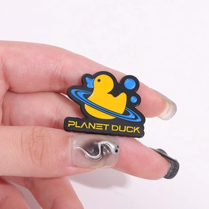 Broche émaillée canard jaune motif planète avec texte Planet Duck et bague étoilée